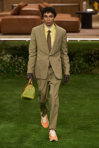 Look 19